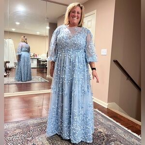 Mac Duggal NWT Blue Embroidered 3D Floral Puff Sleeve A-Line Gown Size 1…